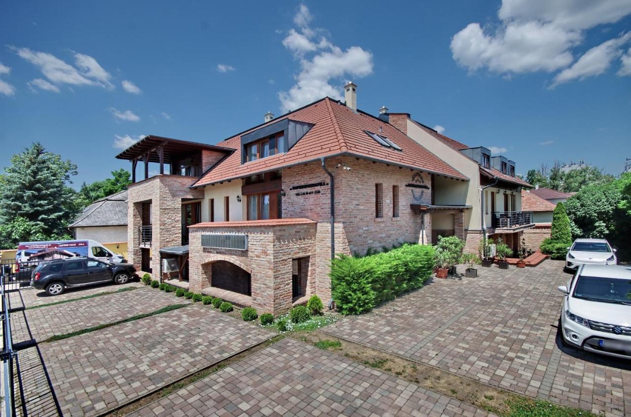Varfuerdo Panzio Gyula Exterior photo
