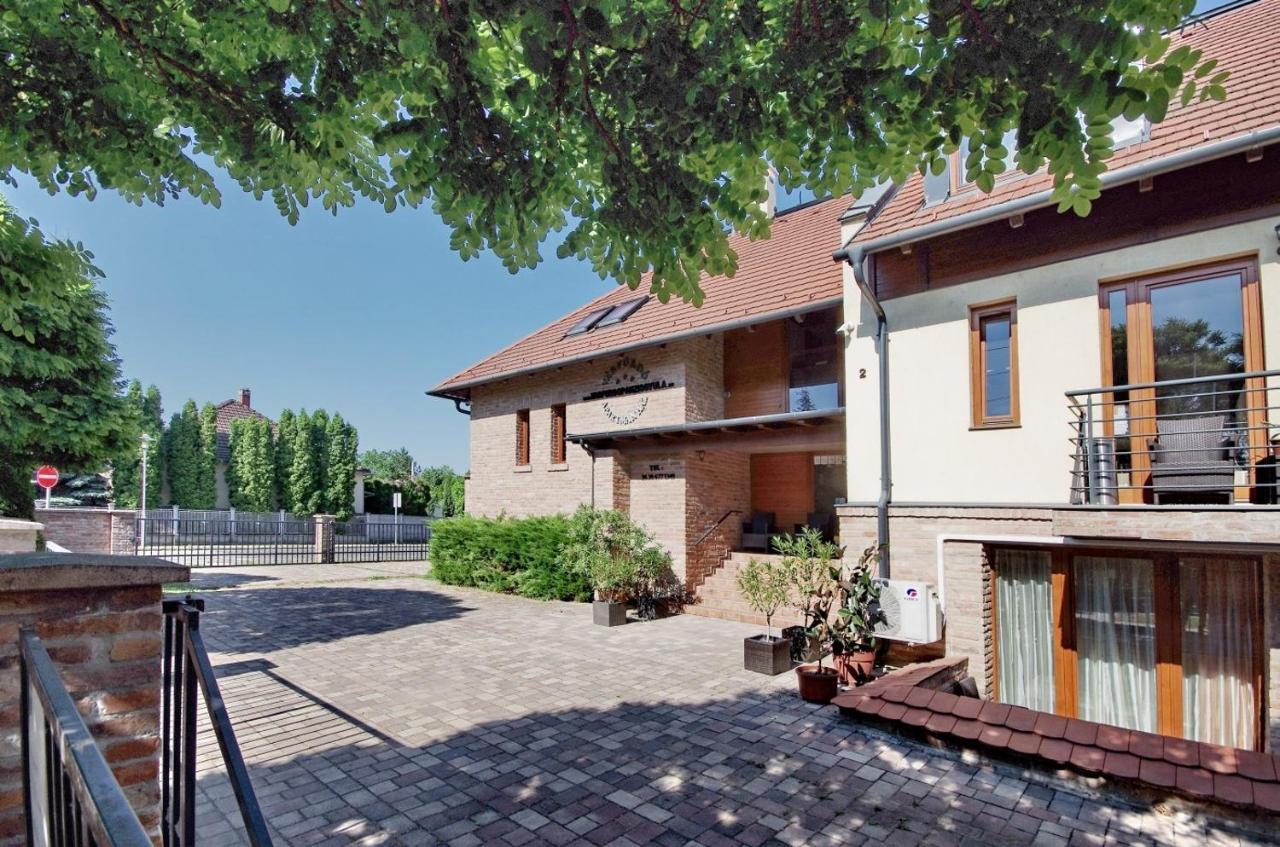 Varfuerdo Panzio Gyula Exterior photo