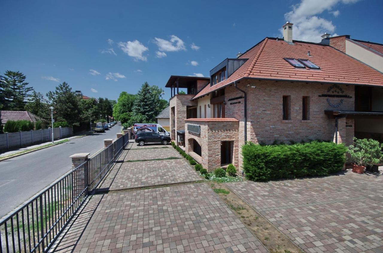 Varfuerdo Panzio Gyula Exterior photo