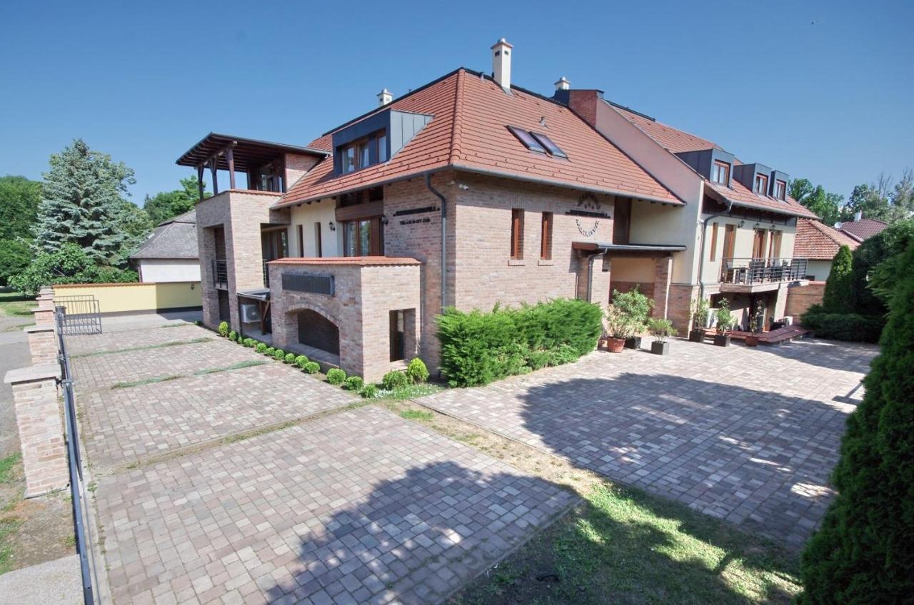 Varfuerdo Panzio Gyula Exterior photo