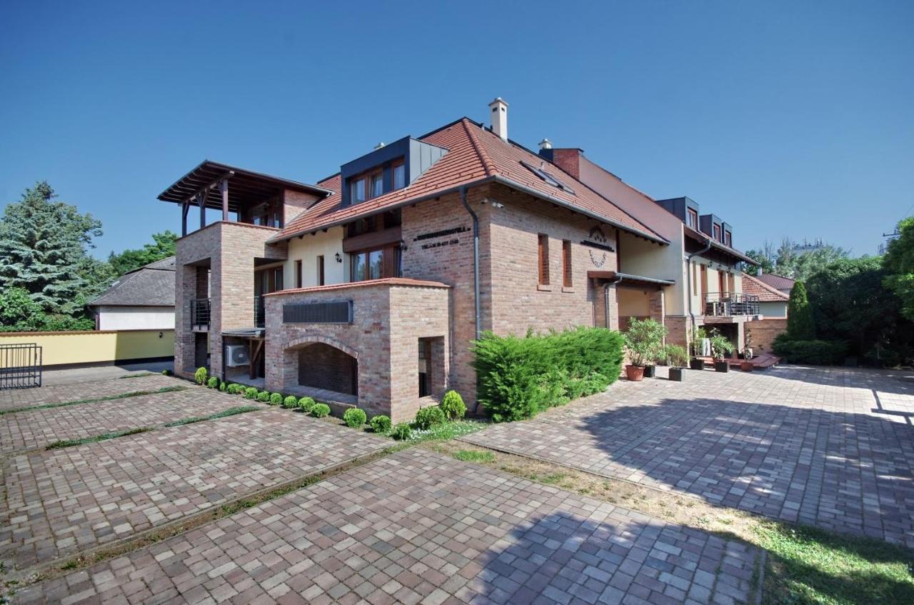 Varfuerdo Panzio Gyula Exterior photo